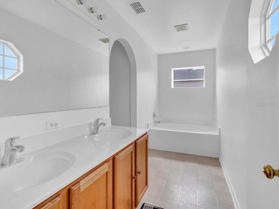 For Sale: $375,000 (4 beds, 2 baths, 2208 Square Feet)