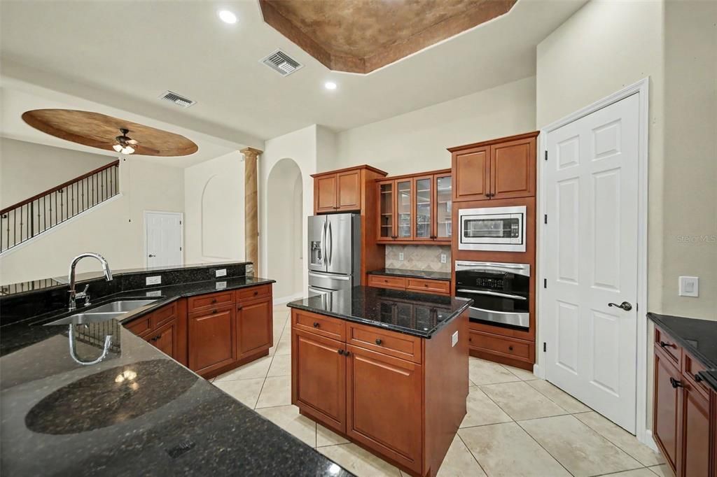 For Sale: $1,149,000 (5 beds, 4 baths, 3672 Square Feet)