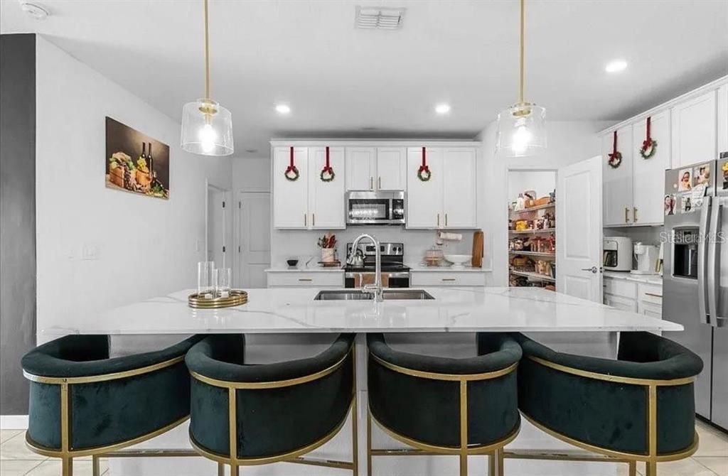 For Rent: $3,100 (6 beds, 3 baths, 2614 Square Feet)