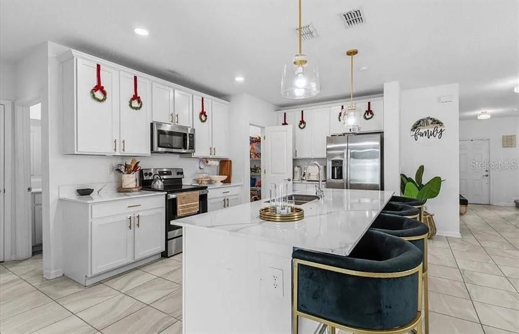For Rent: $3,100 (6 beds, 3 baths, 2614 Square Feet)