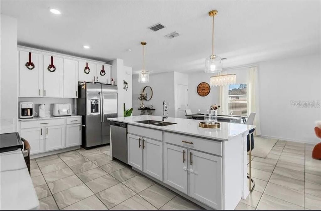 For Rent: $3,100 (6 beds, 3 baths, 2614 Square Feet)