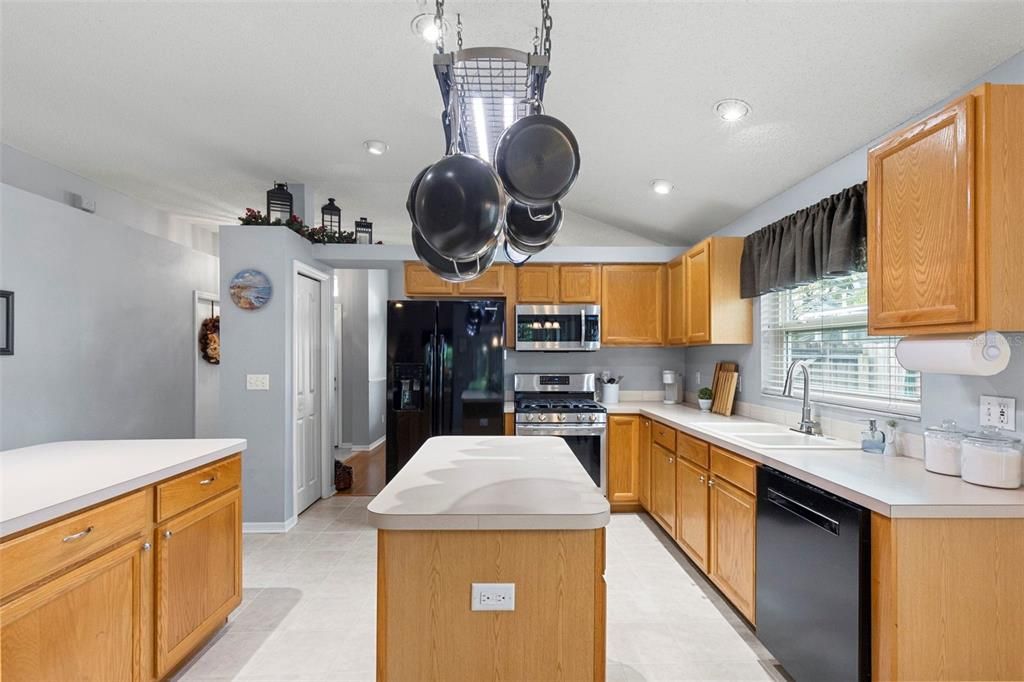 Active With Contract: $355,000 (3 beds, 2 baths, 1553 Square Feet)
