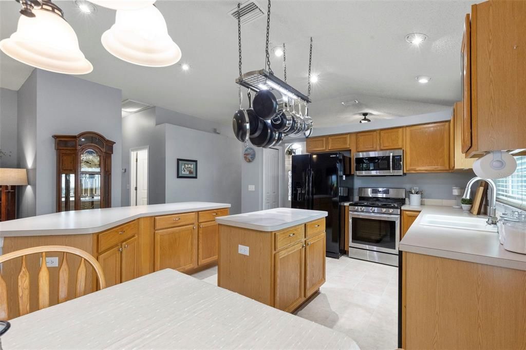 Active With Contract: $355,000 (3 beds, 2 baths, 1553 Square Feet)