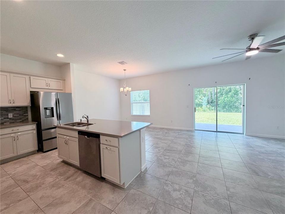 For Rent: $2,400 (3 beds, 2 baths, 1405 Square Feet)
