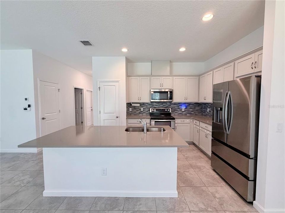 For Rent: $2,400 (3 beds, 2 baths, 1405 Square Feet)