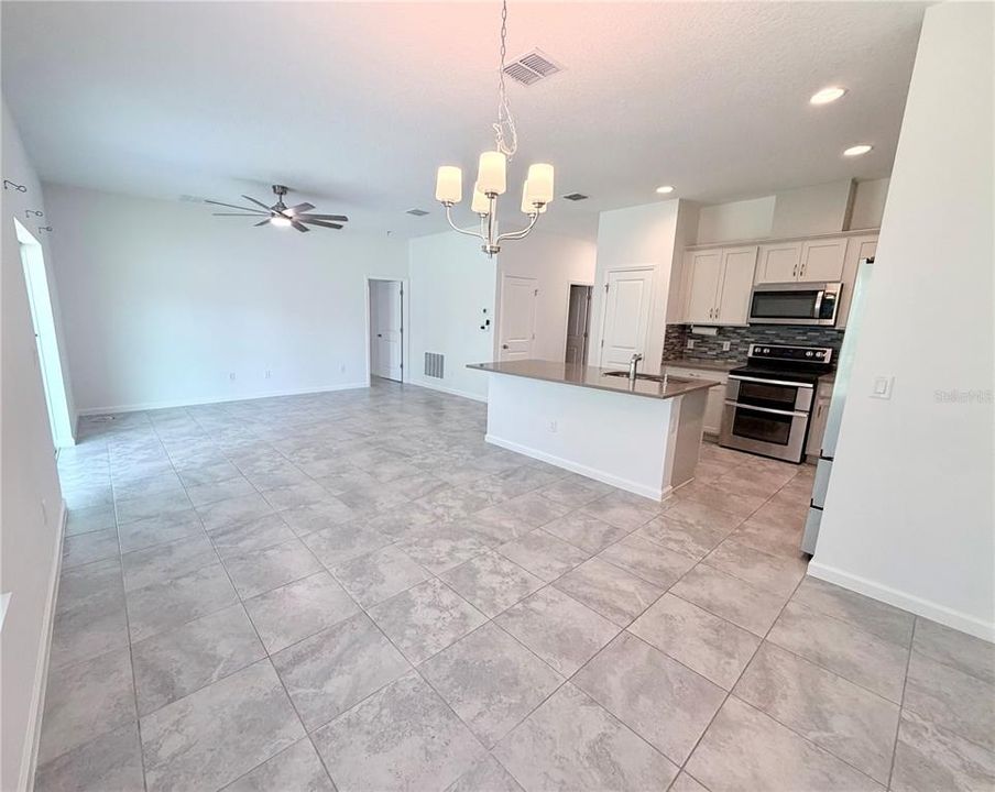 For Rent: $2,400 (3 beds, 2 baths, 1405 Square Feet)