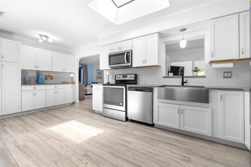 En Venta: $389,900 (4 camas, 3 baños, 2492 Pies cuadrados)