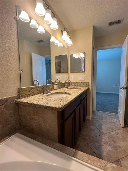 For Rent: $2,650 (4 beds, 2 baths, 2109 Square Feet)