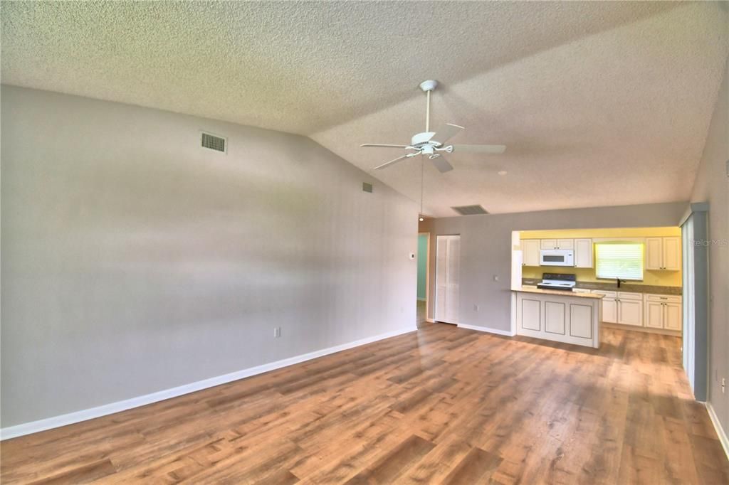 For Sale: $205,900 (2 beds, 2 baths, 1153 Square Feet)