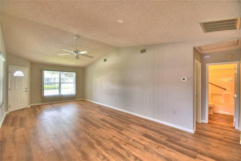 For Sale: $205,900 (2 beds, 2 baths, 1153 Square Feet)