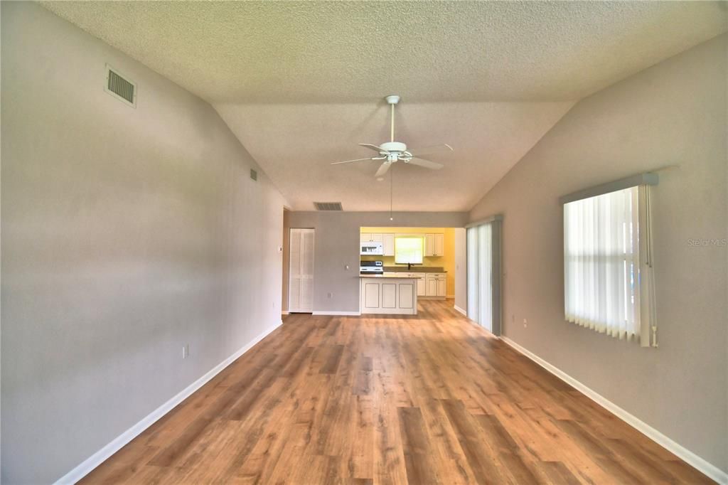 For Sale: $205,900 (2 beds, 2 baths, 1153 Square Feet)