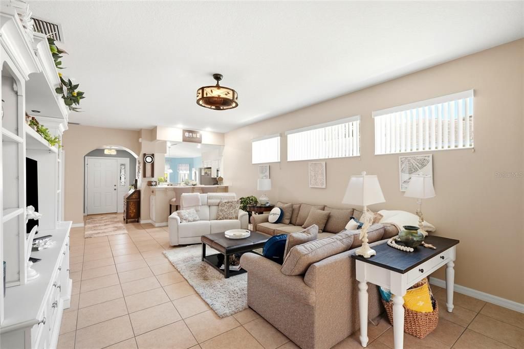 Activo con contrato: $265,000 (3 camas, 2 baños, 1630 Pies cuadrados)