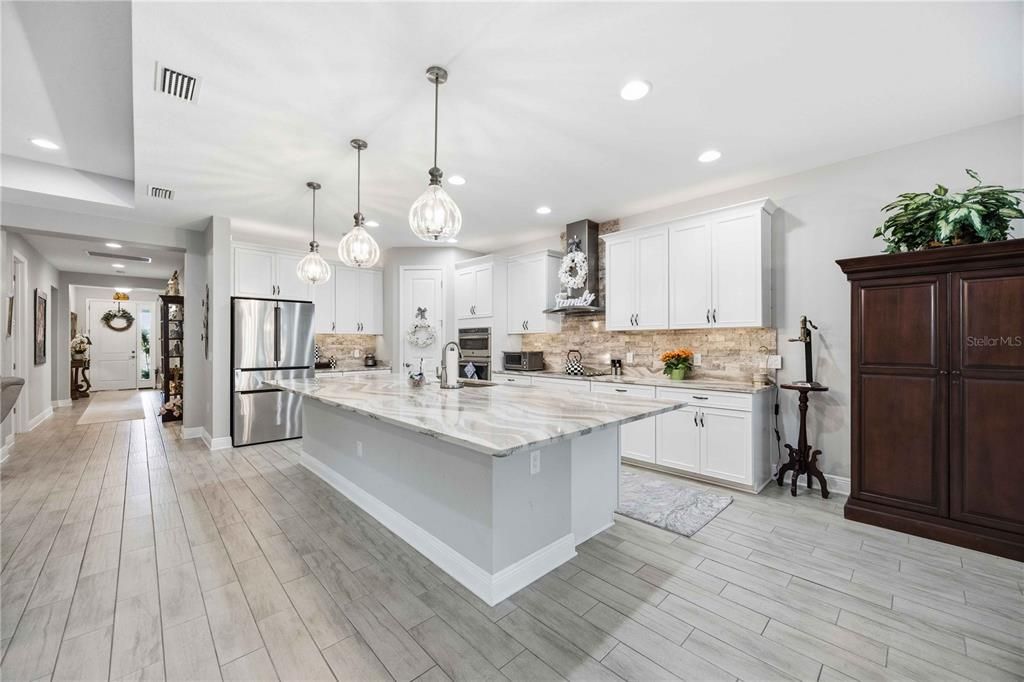 For Sale: $799,900 (3 beds, 3 baths, 2571 Square Feet)