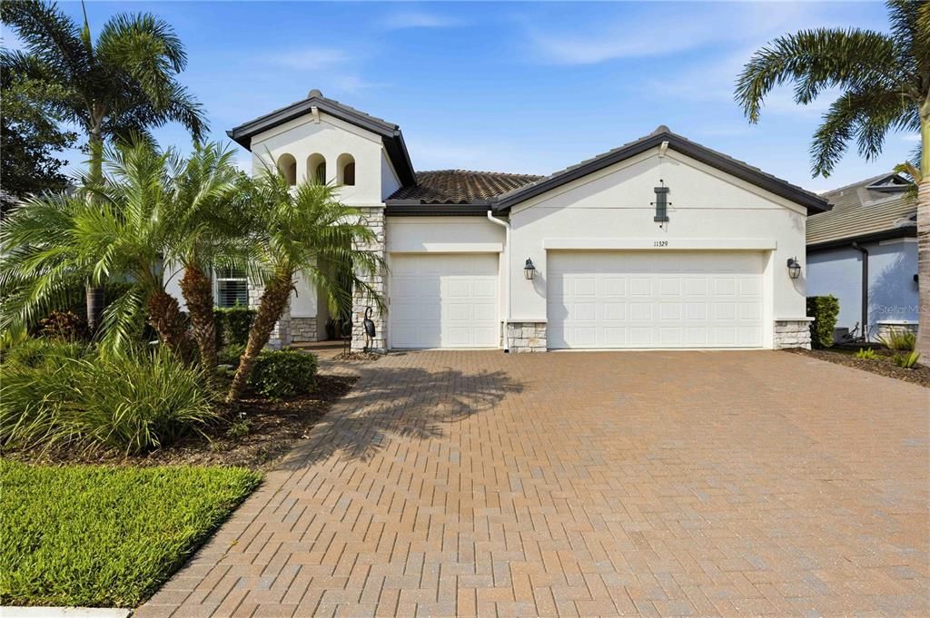 For Sale: $799,900 (3 beds, 3 baths, 2571 Square Feet)