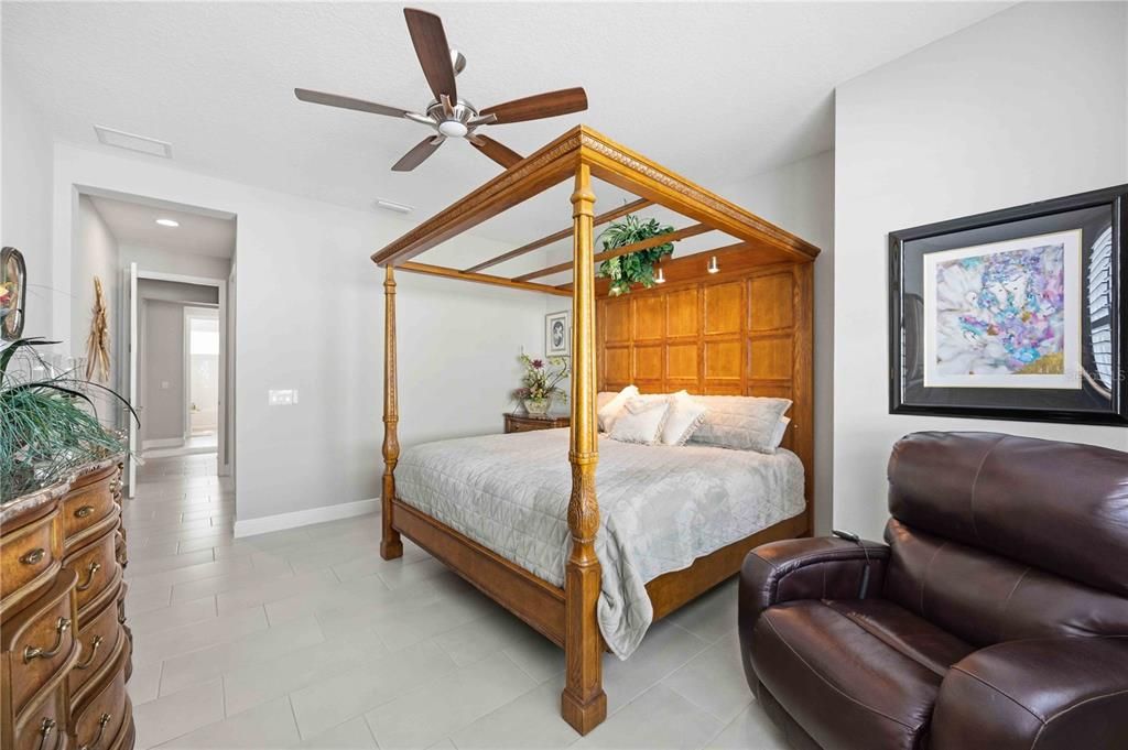 For Sale: $799,900 (3 beds, 3 baths, 2571 Square Feet)