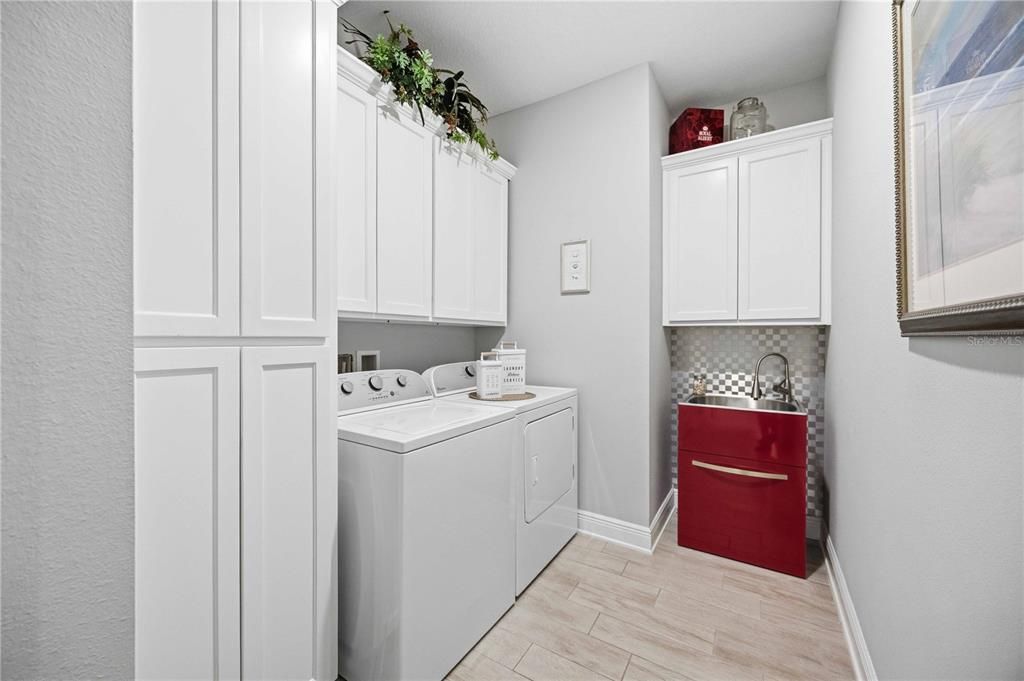 For Sale: $799,900 (3 beds, 3 baths, 2571 Square Feet)