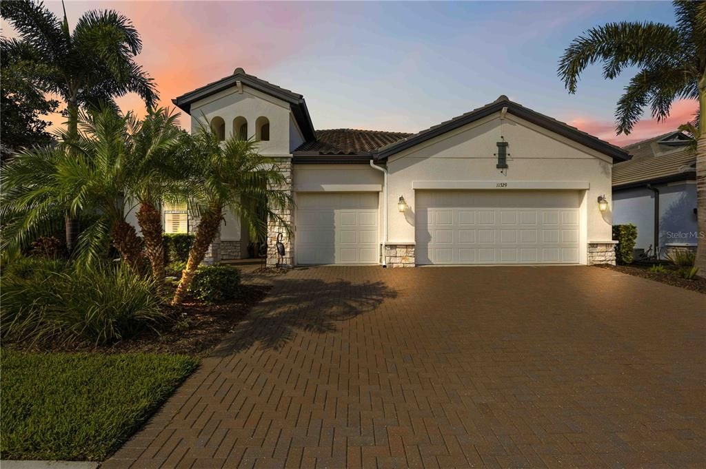 For Sale: $799,900 (3 beds, 3 baths, 2571 Square Feet)