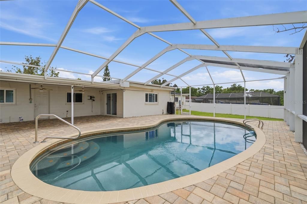 For Sale: $475,000 (5 beds, 4 baths, 2226 Square Feet)