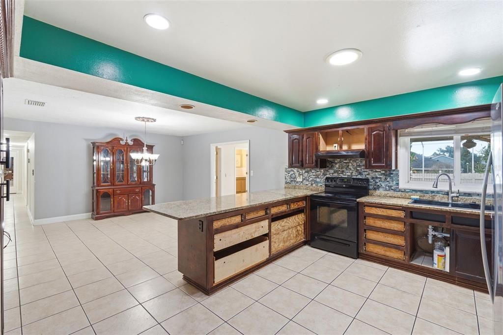 For Sale: $475,000 (5 beds, 4 baths, 2226 Square Feet)