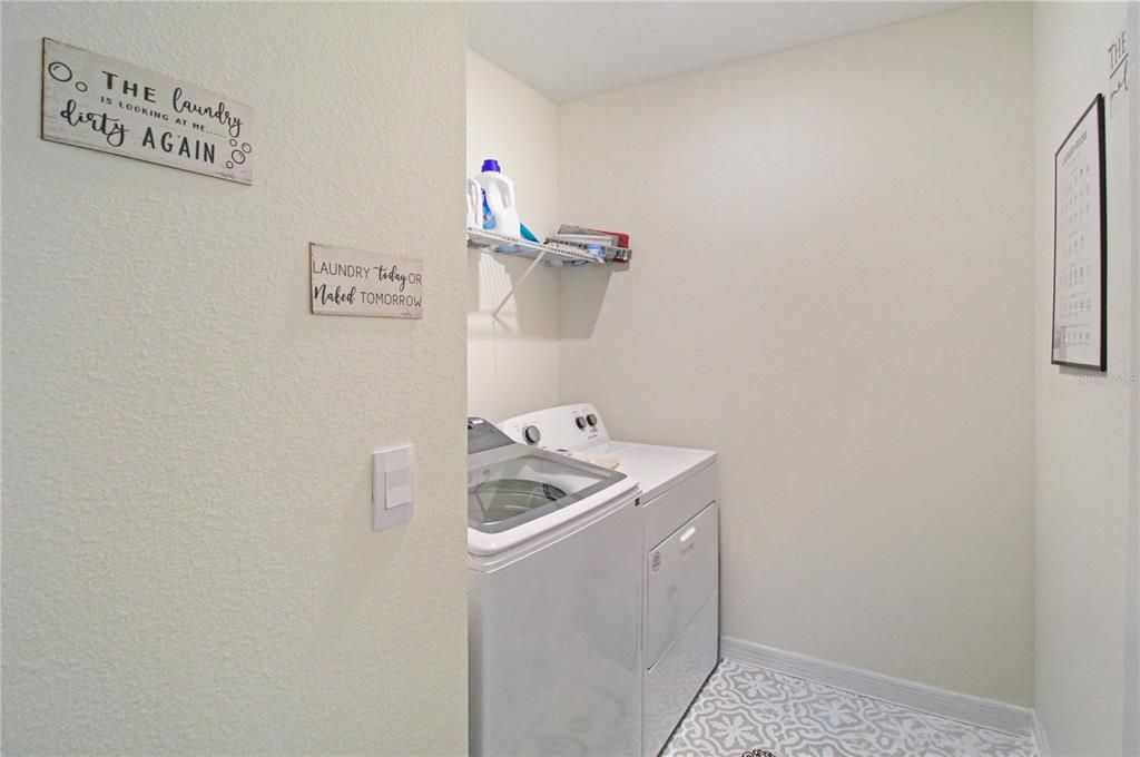 En Venta: $409,000 (4 camas, 2 baños, 2410 Pies cuadrados)