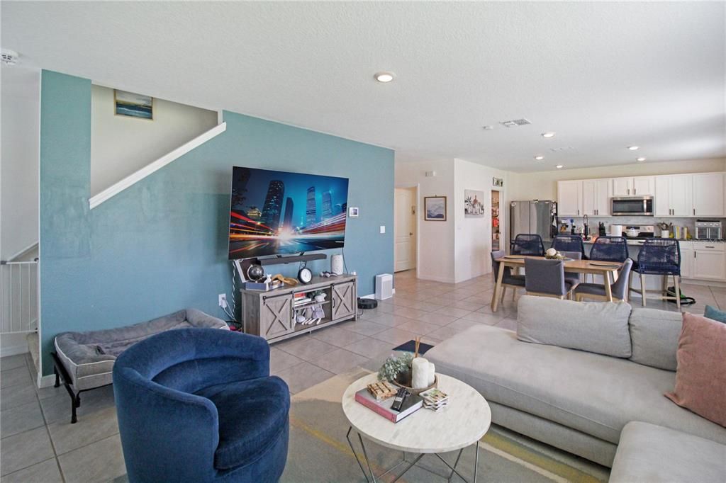 En Venta: $409,000 (4 camas, 2 baños, 2410 Pies cuadrados)