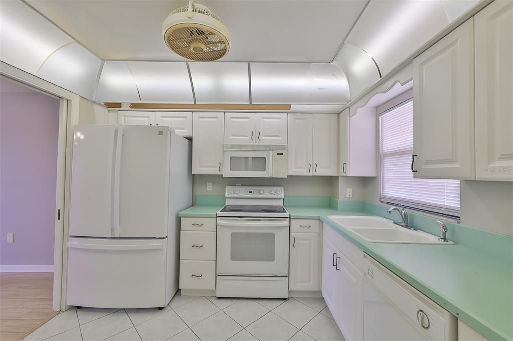 For Rent: $3,345 (2 beds, 2 baths, 1094 Square Feet)
