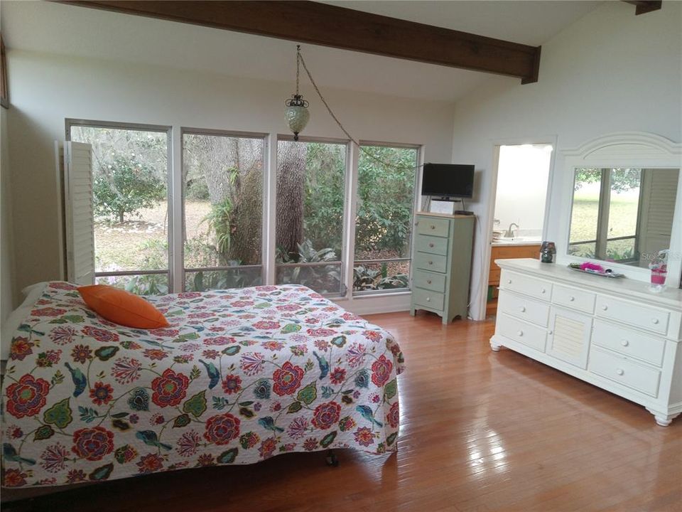 For Sale: $985,000 (3 beds, 2 baths, 2300 Square Feet)