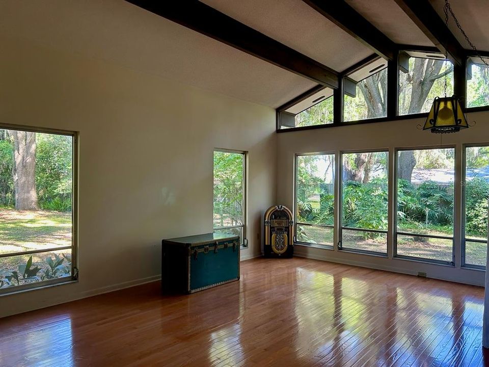 For Sale: $985,000 (3 beds, 2 baths, 2300 Square Feet)