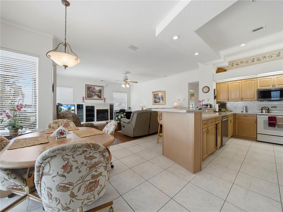 En Venta: $665,000 (3 camas, 3 baños, 2324 Pies cuadrados)