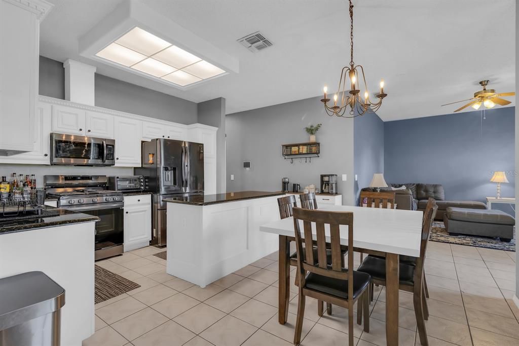 En Venta: $555,000 (4 camas, 3 baños, 2368 Pies cuadrados)