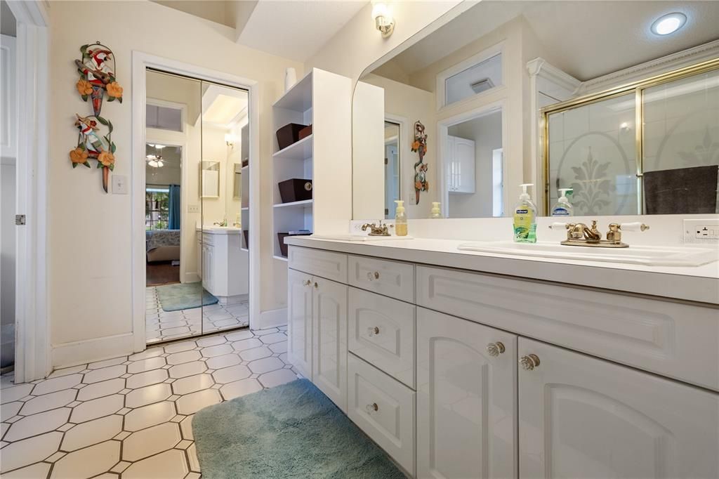 En Venta: $925,000 (5 camas, 3 baños, 3238 Pies cuadrados)