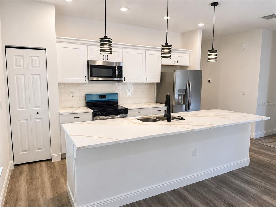 For Sale: $259,900 (3 beds, 2 baths, 1078 Square Feet)