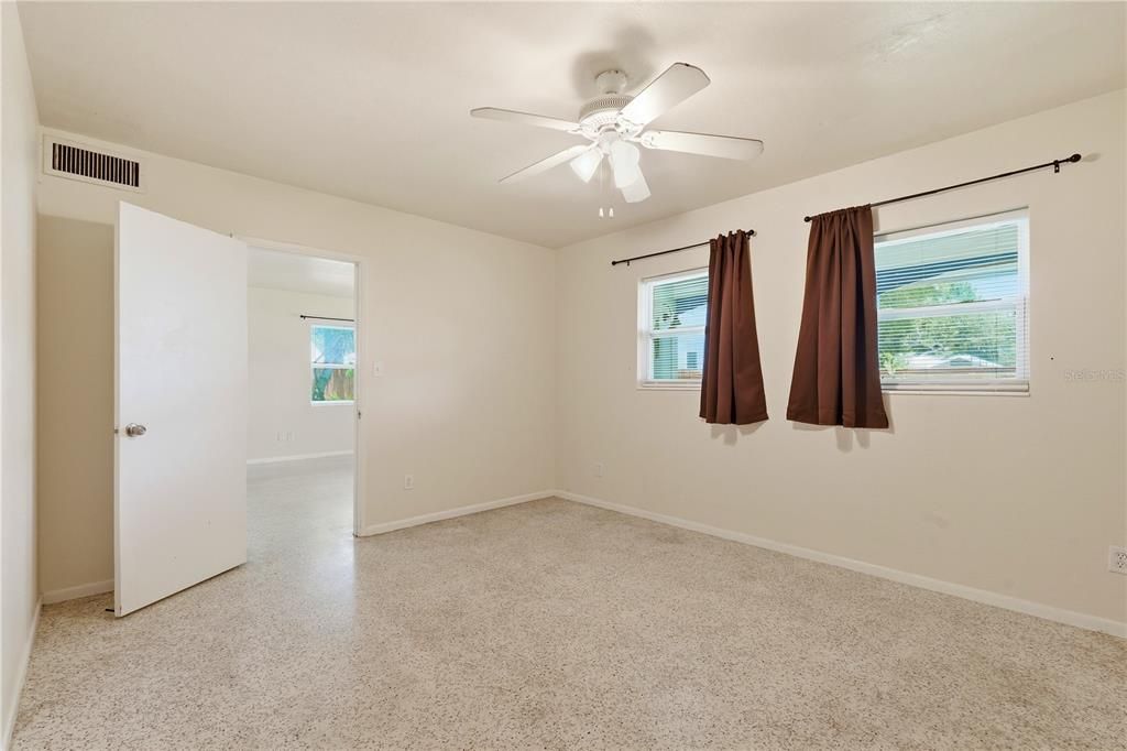 For Rent: $1,950 (1 beds, 1 baths, 696 Square Feet)