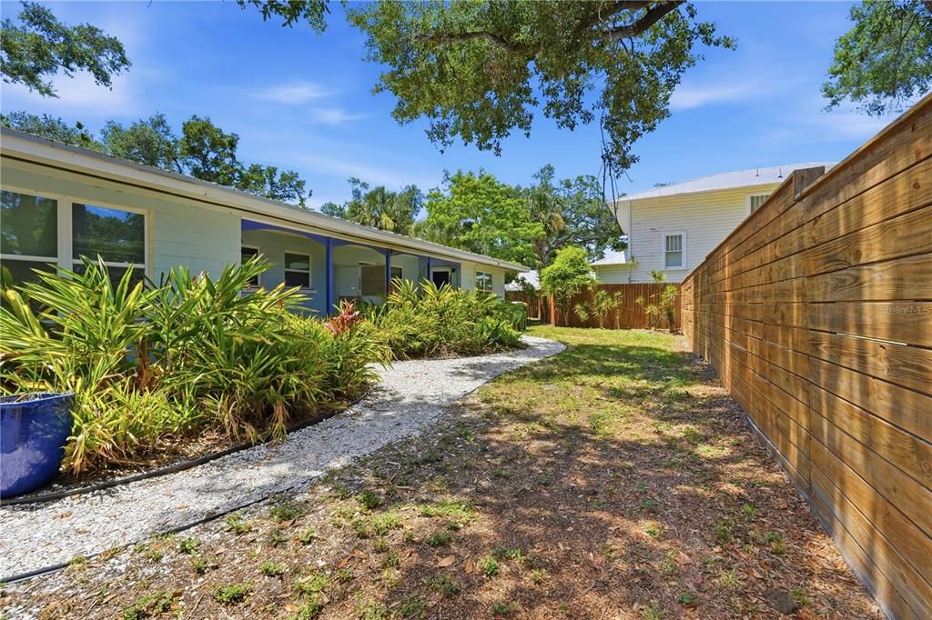 For Rent: $1,950 (1 beds, 1 baths, 696 Square Feet)