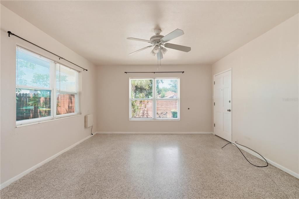 For Rent: $1,950 (1 beds, 1 baths, 696 Square Feet)