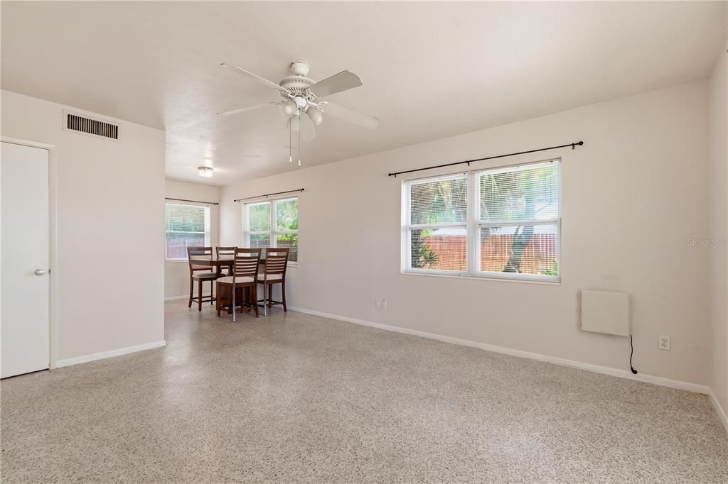 For Rent: $1,950 (1 beds, 1 baths, 696 Square Feet)