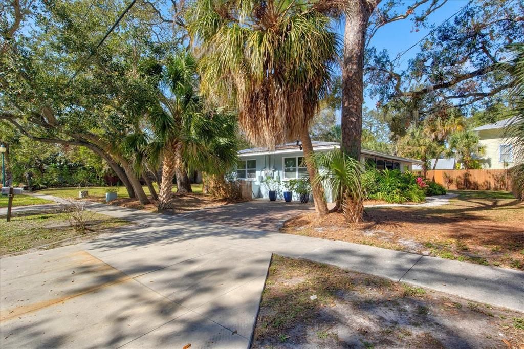 For Rent: $1,950 (1 beds, 1 baths, 696 Square Feet)