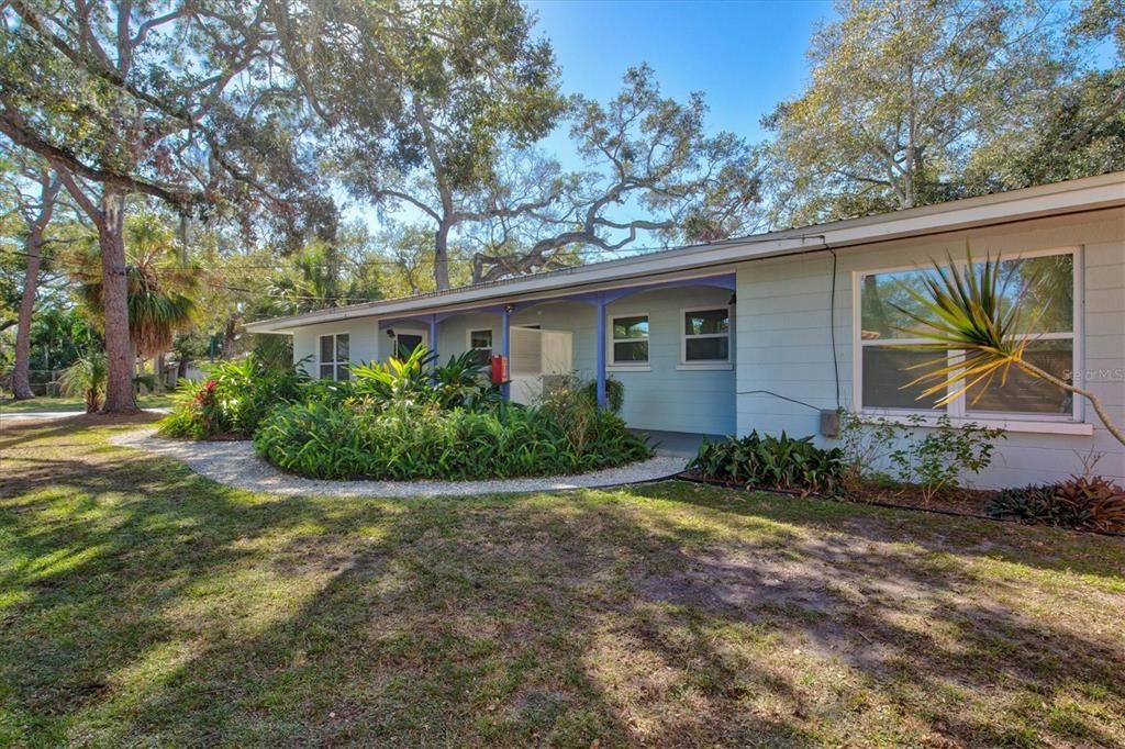 For Rent: $1,950 (1 beds, 1 baths, 696 Square Feet)