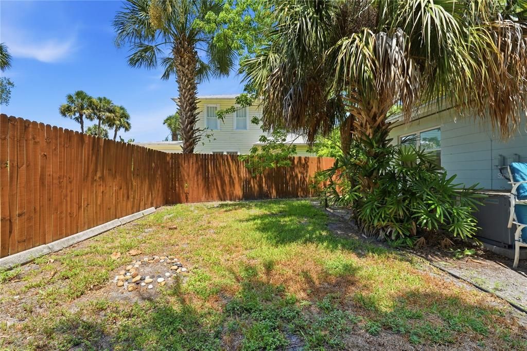 For Rent: $1,950 (1 beds, 1 baths, 696 Square Feet)