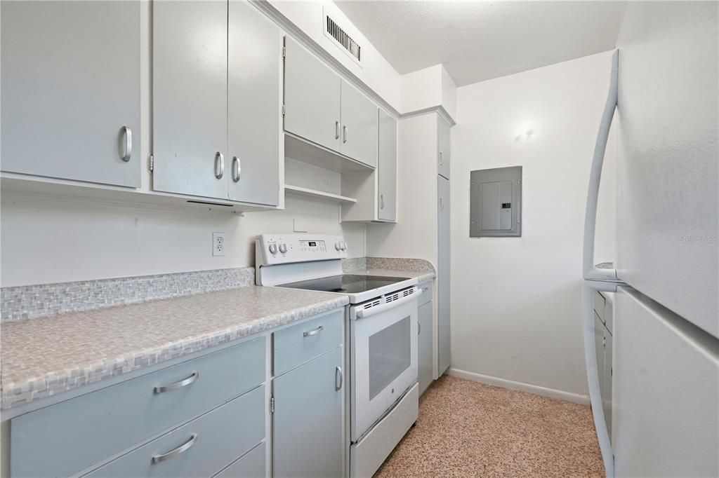 For Rent: $1,950 (1 beds, 1 baths, 696 Square Feet)