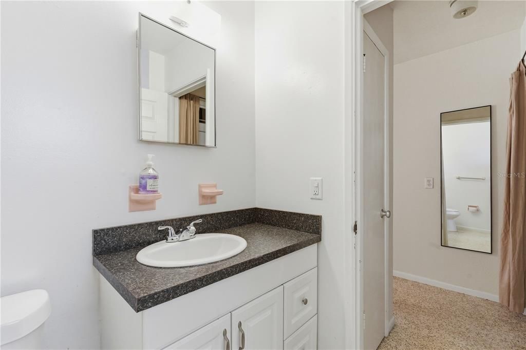 For Rent: $1,950 (1 beds, 1 baths, 696 Square Feet)