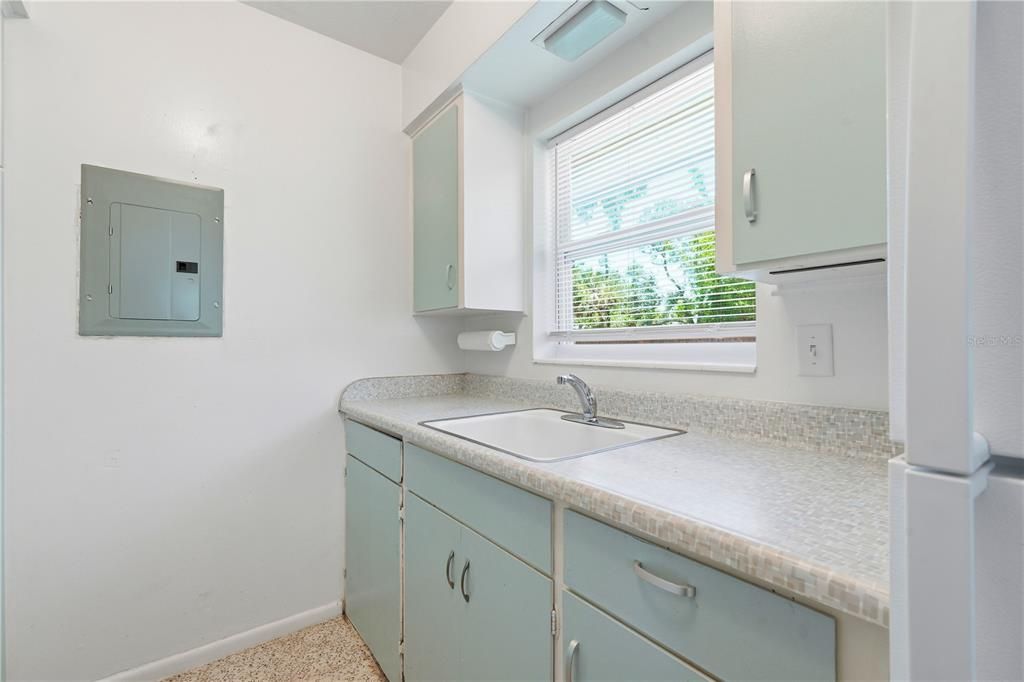 For Rent: $1,950 (1 beds, 1 baths, 696 Square Feet)