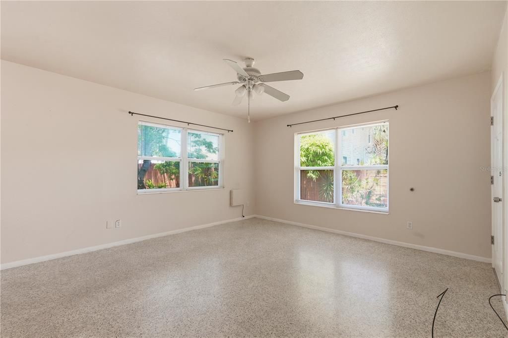 For Rent: $1,950 (1 beds, 1 baths, 696 Square Feet)