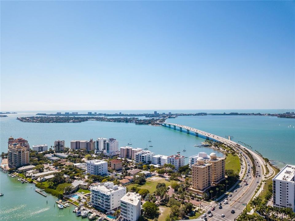 For Rent: $1,950 (1 beds, 1 baths, 696 Square Feet)