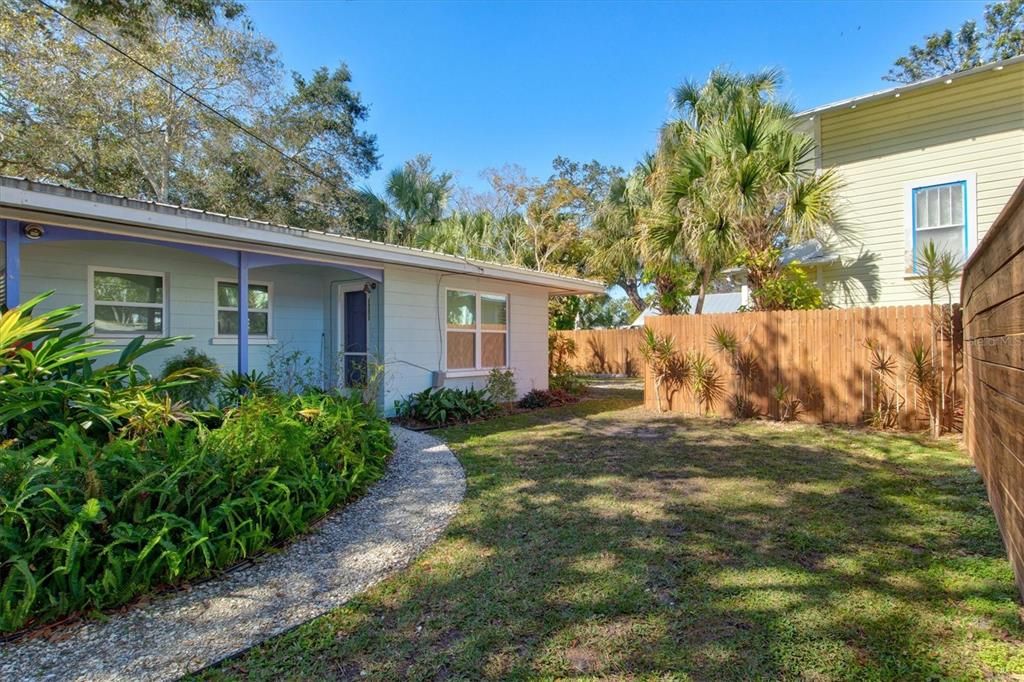 For Rent: $1,950 (1 beds, 1 baths, 696 Square Feet)