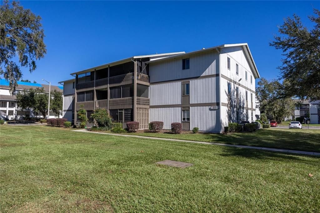 For Sale: $114,900 (2 beds, 2 baths, 1003 Square Feet)