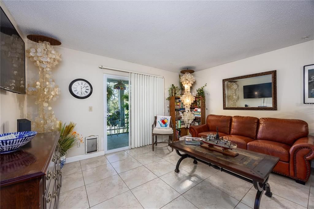 For Sale: $114,900 (2 beds, 2 baths, 1003 Square Feet)