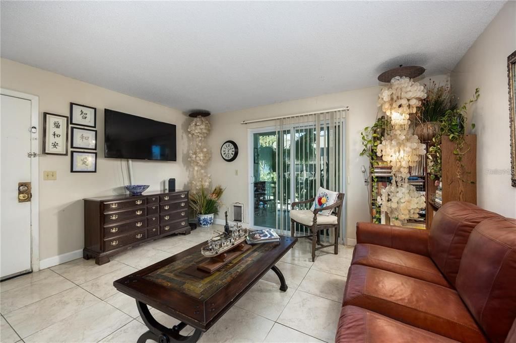 For Sale: $114,900 (2 beds, 2 baths, 1003 Square Feet)