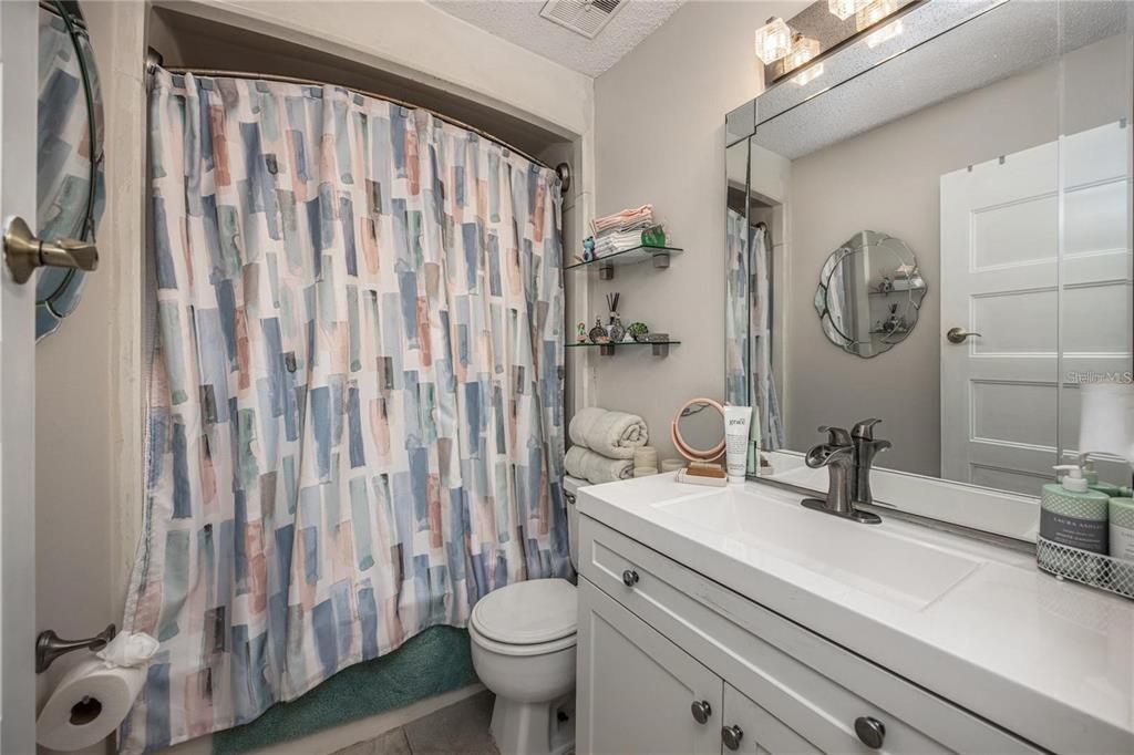 For Sale: $114,900 (2 beds, 2 baths, 1003 Square Feet)