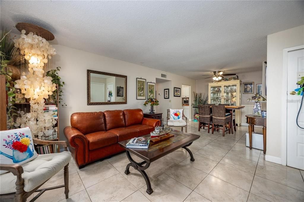 For Sale: $114,900 (2 beds, 2 baths, 1003 Square Feet)